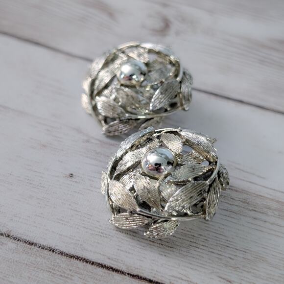 Vintage Clip On Earrings Statement Light Gold Tone Leaves - Fair Condition - Picture 4 of 8